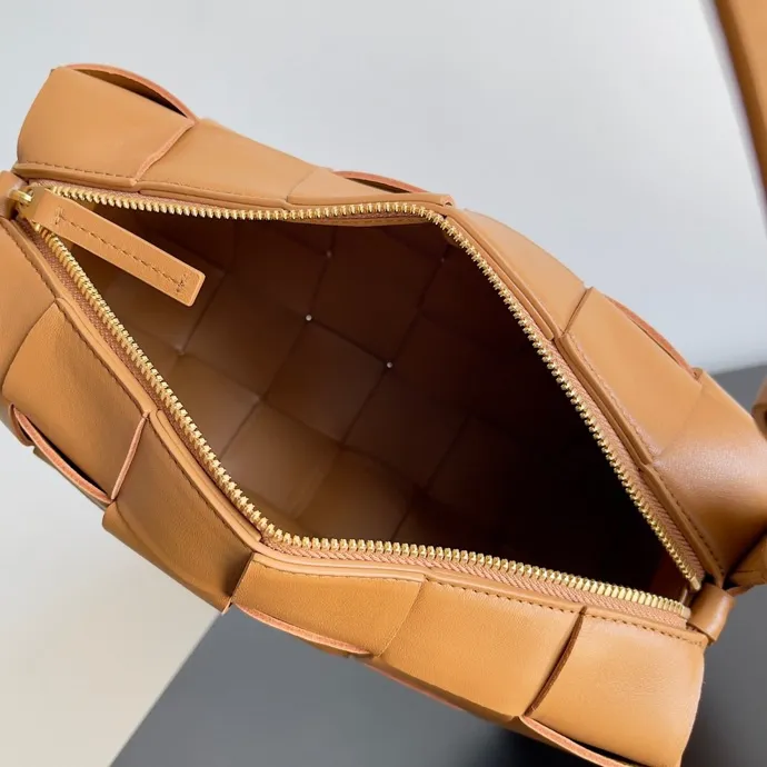 Batch 1460 #B's new model is coming! BRICK CASSETTE armpit bag, the traditional woven logo is instantly recognizable✅ Large grid weaving has always been fashionable, armpit bags are even more fashionable and foreign-style. Elegant big brick🧱 Sheepskin material is light and comfortable, has a huge sense of capacity and space, has a dark layer inside, practical inside, fashionable appearance design, durability and temperament coexist. Elegant big brick, come and plant the same underarm bag from star Zhou Yutong! Size: 28x14x10 Model: 9306
